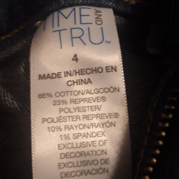 Time and Tru Cropped Stretchy Jeans - Picture 6 of 6